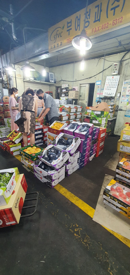 11일 서울 송파구 가락동농수산물시장 내 한 과일 점포에서 고객이 제품을 살펴보고 있다. 사진= 김수연 기자